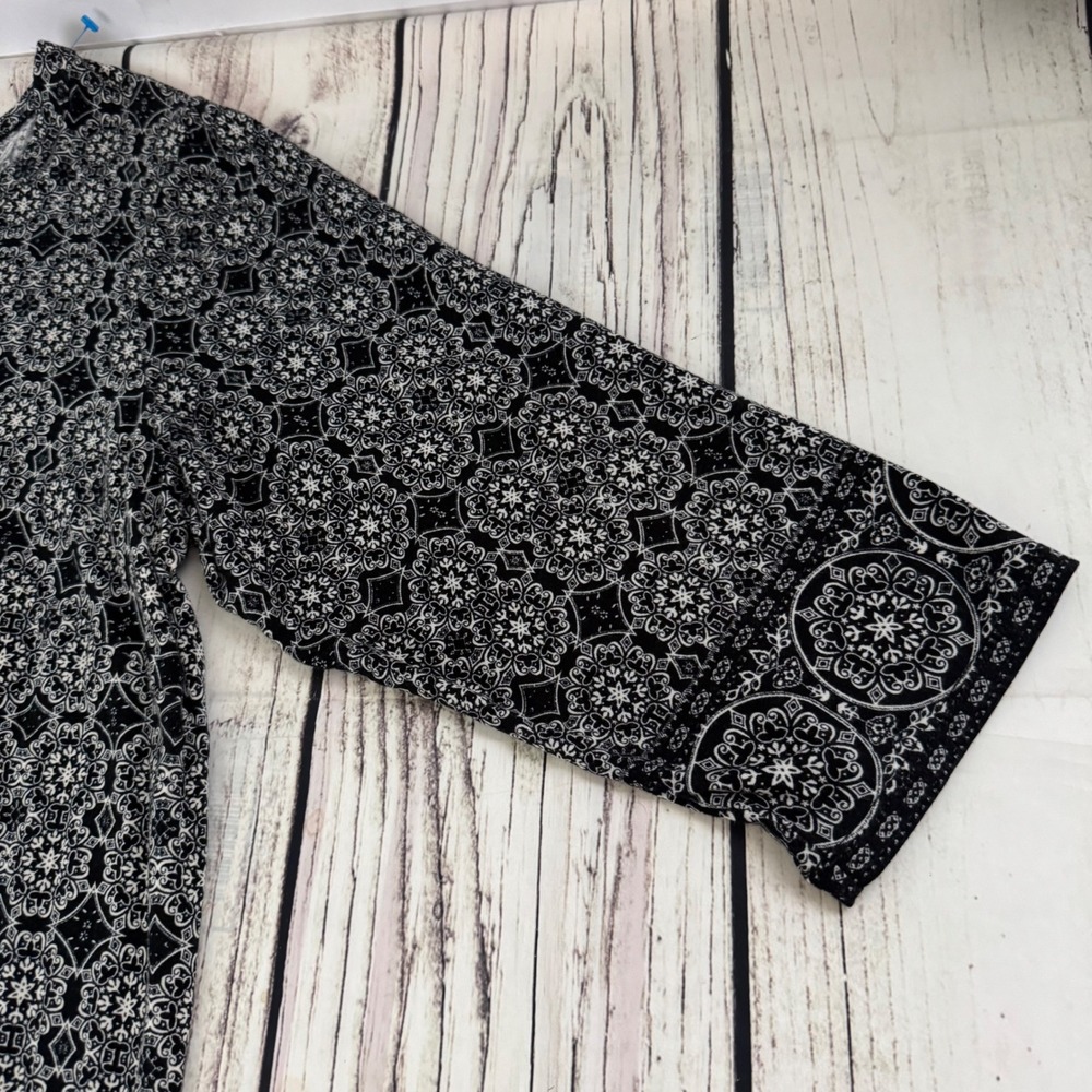 Rose + Olive Women 1X Black White Medallion Print Tunic 3/4 Sleeve Layered Hem - Picture 4 of 8